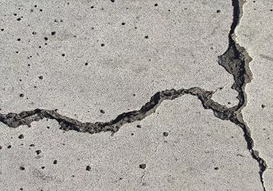 Как устранить трещины в бетоне?